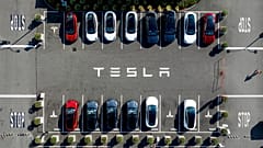  Tesla-Fahrzeuge stehen am 18. September 2023 auf einem Parkplatz der Fabrik in Fremont, Kalifornien.