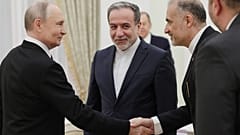 Vladímir Putin recibe al ministro de Asuntos Exteriores iraní, Seyed Abbas Araghchi (centro), y al embajador iraní en Rusia, Kazem Jalali.