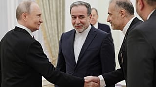 Vladímir Putin recibe al ministro de Asuntos Exteriores iraní, Seyed Abbas Araghchi (centro), y al embajador iraní en Rusia, Kazem Jalali.