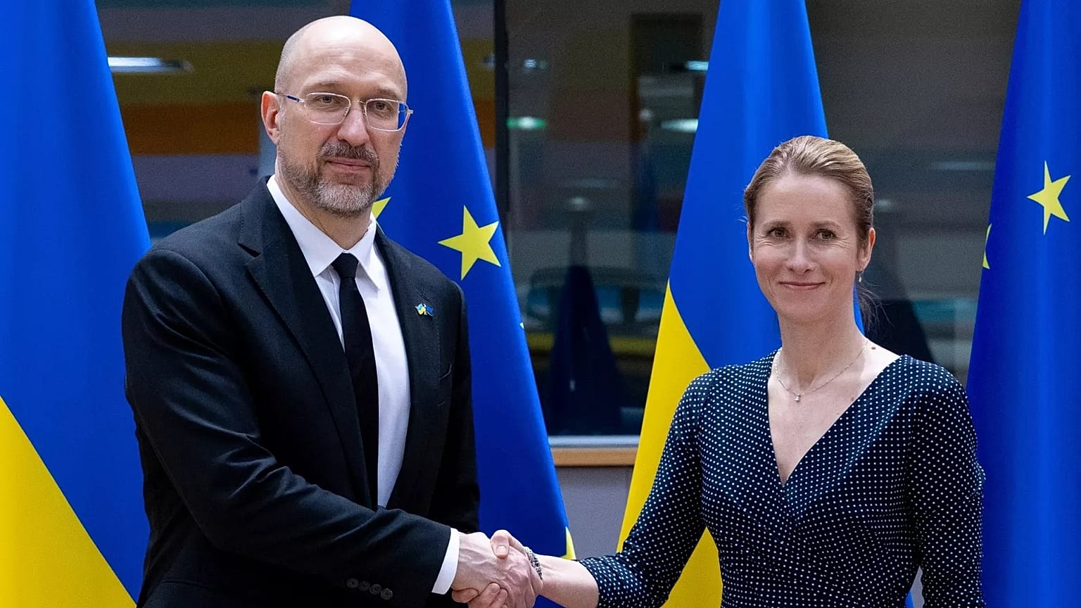 A chefe da política externa da União Europeia, Kaja Kallas, à direita, aperta a mão ao primeiro-ministro ucraniano, Denys Shmyhal.