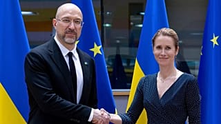 A chefe da política externa da União Europeia, Kaja Kallas, à direita, aperta a mão ao primeiro-ministro ucraniano, Denys Shmyhal.