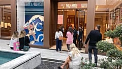 Pessoas fazem compras numa loja Hermes durante o dia de abertura da ala de luxo do centro comercial American Dream em East Rutherford, Nova Jersey, 17 de setembro de 2021...