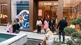 Pessoas fazem compras numa loja Hermes durante o dia de abertura da ala de luxo do centro comercial American Dream em East Rutherford, Nova Jersey, 17 de setembro de 2021...