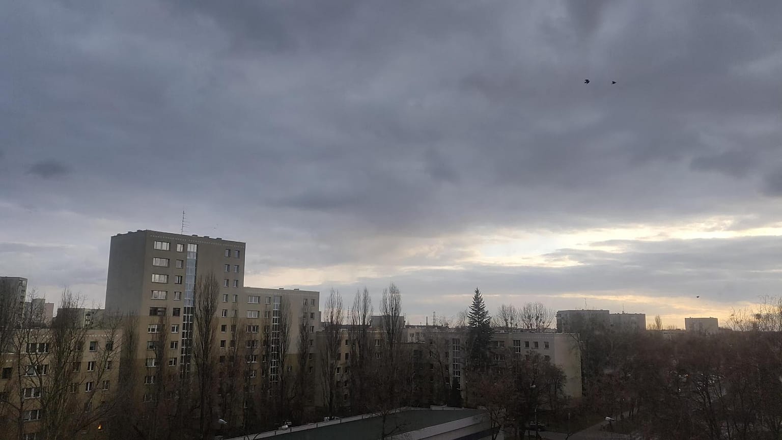 Nad Polskę nadciągają burze i ulewy.