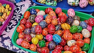 Pisanki stanowią nieodzowny element dekoracji wielkanocnego wnętrza, zajmują ważne miejsce w koszyczku wielkanocnym, a sama tradycja zdobienia jajek liczy wiele tysięcy lat.