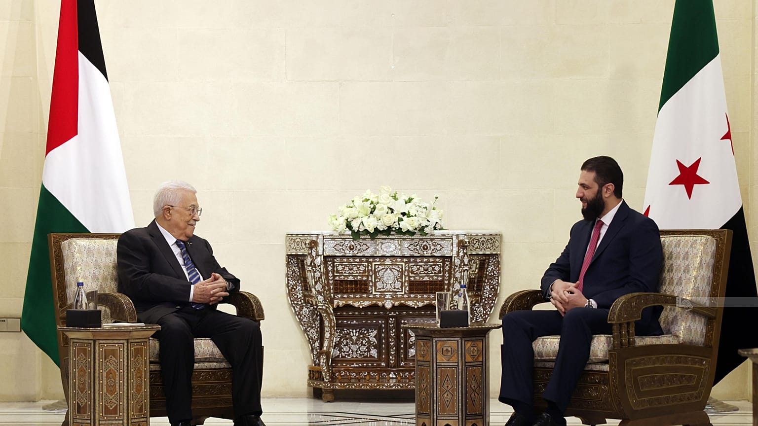 الرئيس السوري أحمد الشرع والرئيس الفلسطيني محمود عباس في دمشق 