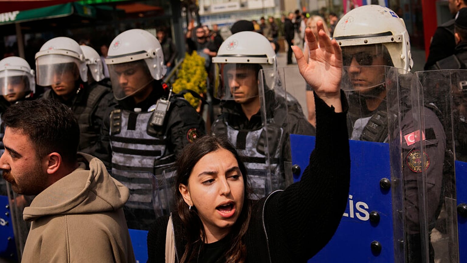 Una mujer grita consignas durante una protesta frente al tribunal de Caglayan, en Estambul, Turquía, el viernes 18 de abril de 2025, durante la audiencia de decenas de personas