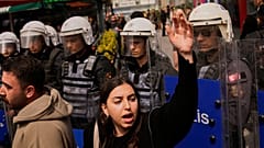 Eine Frau während eines Protestes vor dem Caglayan-Gerichtsgebäude in Istanbul, 18. April 2025