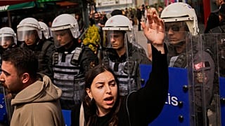 Eine Frau während eines Protestes vor dem Caglayan-Gerichtsgebäude in Istanbul, 18. April 2025
