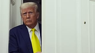 O Presidente Donald Trump chega à cerimónia de tomada de posse do Dr. Mehmet Oz como Administrador dos Centros de Serviços Medicare e Medicaid, sexta-feira, 18 de abril de 2025