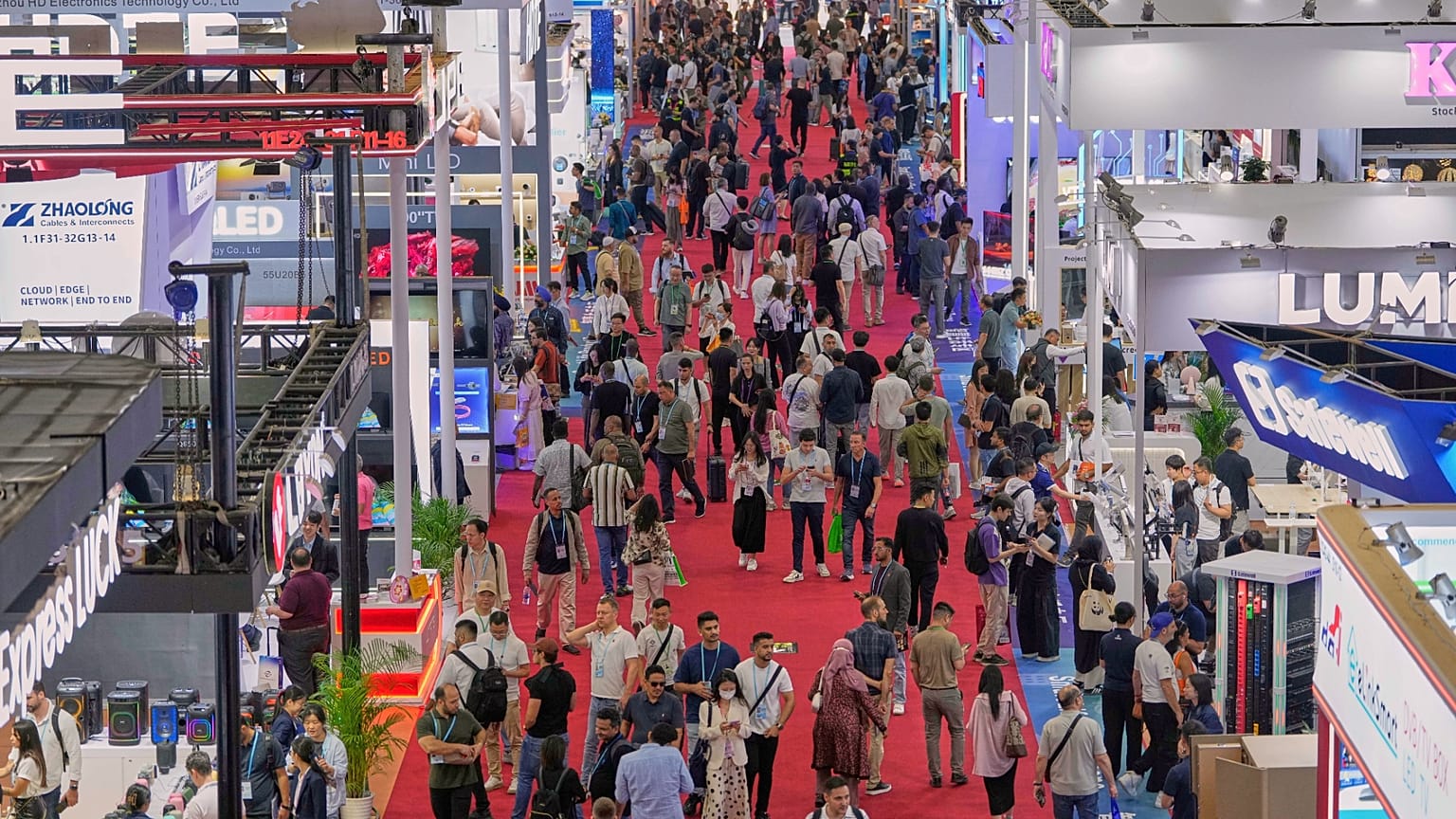 Visitantes en la 137ª Feria de Cantón en Guangzhou, provincia meridional china de Guangdong, el martes 15 de abril de 2025. (AP Photo/Ng Han Guan)