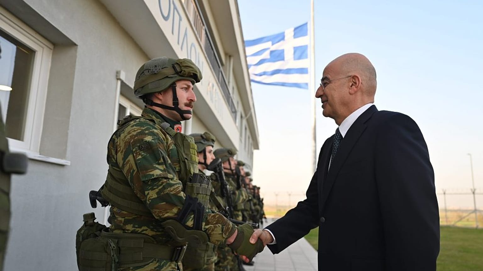 Ο Νίκος Δένδιας στο επιτηρητικό φυλάκιο 5 στον Έβρο