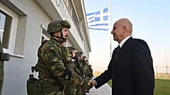 Ο Νίκος Δένδιας στο επιτηρητικό φυλάκιο 5 στον Έβρο
