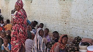 نزوح العائلات في السودان بعد هجوم قوات الدعم السريع على مخيم زمزم