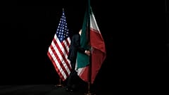 Иллюстрационное фото. Флаги США и Ирана на переговорах в Вене в 2015 году