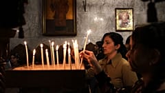 مسيحيون فلسطينيون يشعلون الشموع خلال قداس الجمعة العظيمة في كنيسة القديس برفيريوس الأرثوذكسية اليونانية في مدينة غزة، الجمعة 18 أبريل 2025.