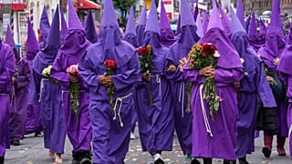 رجال "كوكوروتشوس" بستر أرجوانية يحيون الجمعة العظيمة في كيتو