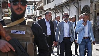 عضو الكونغرس الأمريكي كوري ميلز (جمهوري من فلوريدا) ، الثاني من اليمين ، يمشي في مدينة دمشق القديمة الجمعة 18 أبريل 2025