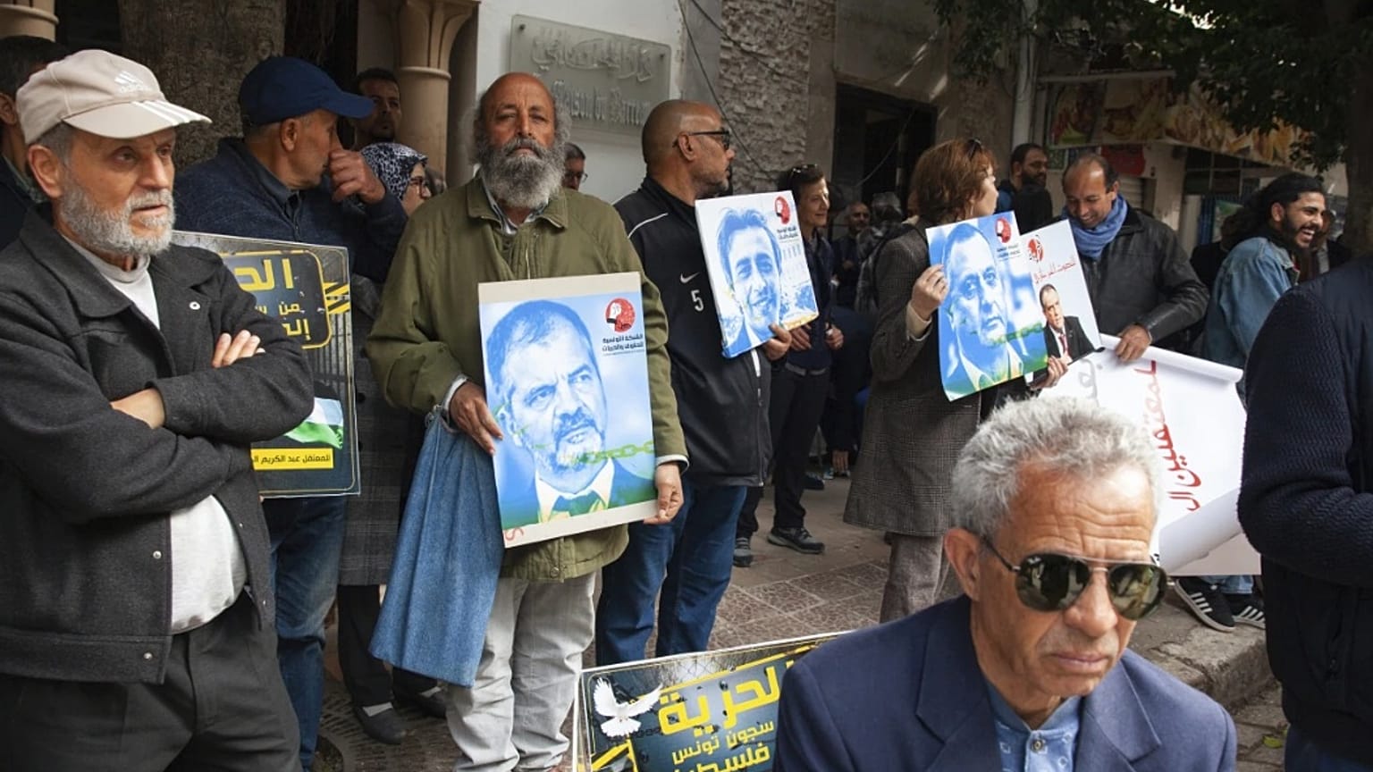 مظاهرة رافضة للأحكام الصادرة أمام محكمة العاصمة تونس