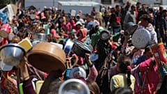 Fotos von Hunderten von Palästinensern, die sich vor den Essensständen drängen, um Nahrungsmittelhilfe zu erhalten