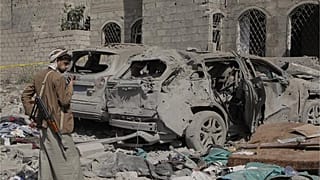 يمني يتفقد الأضرار الناجمة عن الغارات الجوية الأمريكية في صنعاء ، اليمن ، الاثنين 7 أبريل 2025.