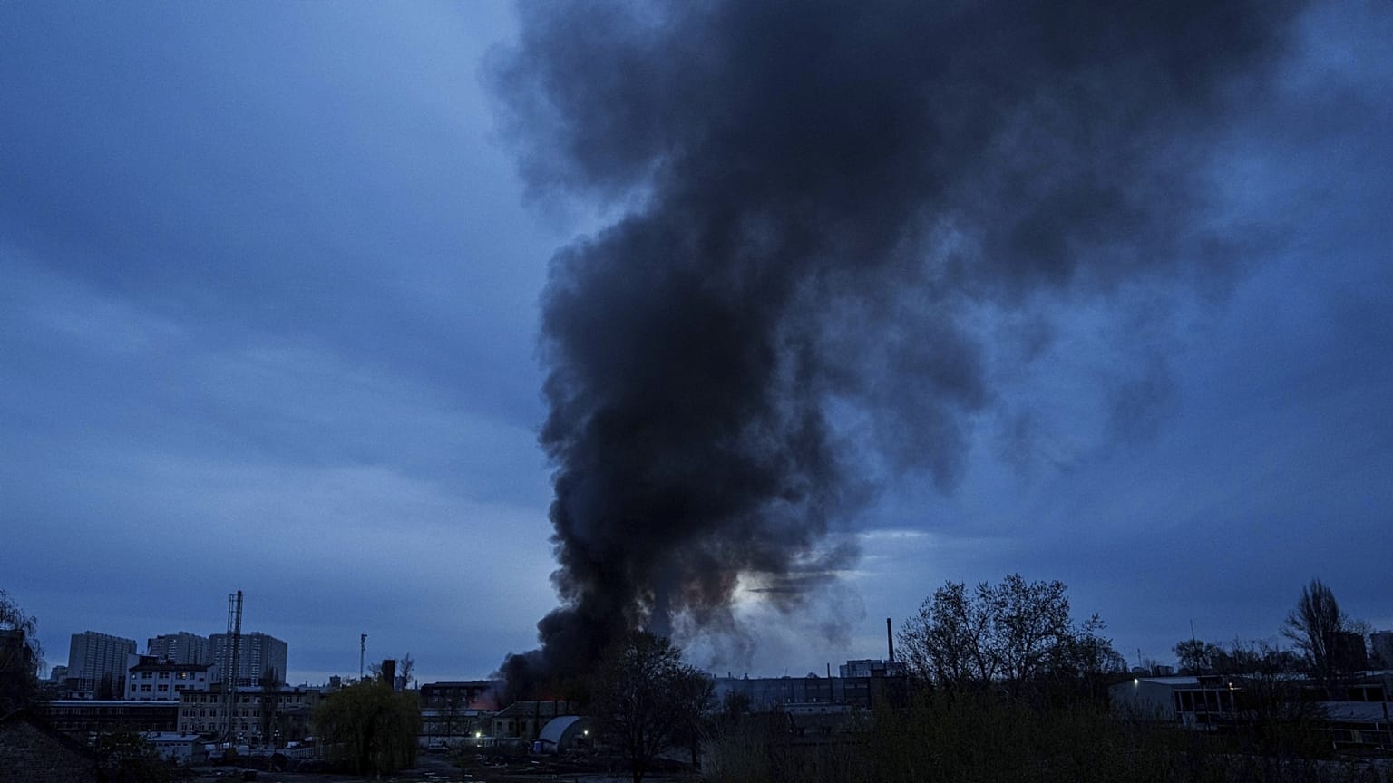 Archív fotó: füst száll fel egy orosz rakétatámadás után Kijevben