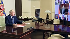 Der russische Präsident Wladimir Putin leitet per Videokonferenz eine Sitzung des Sicherheitsrats in der Staatsresidenz Nowo-Ogarjowo, 18. April 2025März
