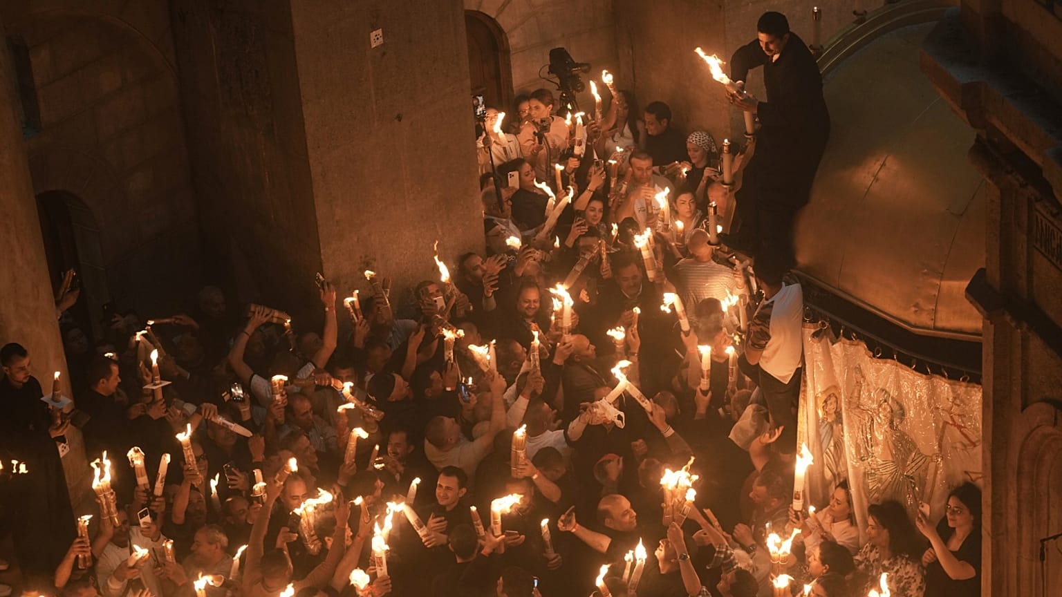 مسيحيون يشعلون الشموع بمناسبة سبت النور في كنيسة القيامة