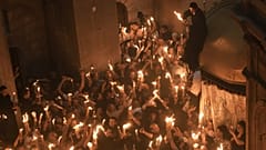 مسيحيون يشعلون الشموع بمناسبة سبت النور في كنيسة القيامة