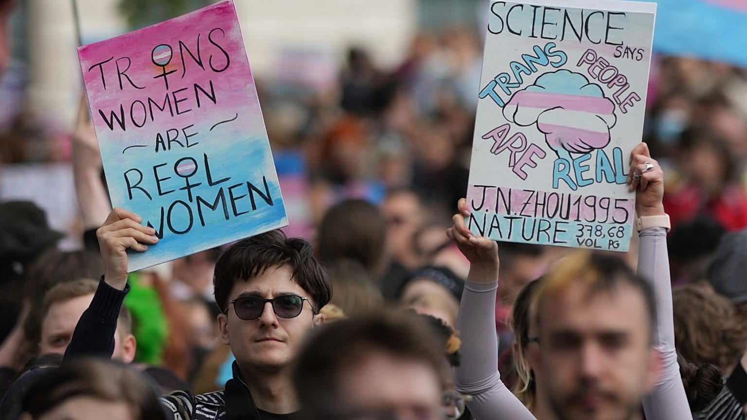 نشطاء يشاركون في مظاهرة في ساحة البرلمان بلندن احتجاجا على حكم المحكمة العليا بشأن تعريف المرأة في قانون المساواة، السبت 19 أبريل 2025.