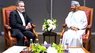 عباس عراقچی، وزیر امور خارجه ایران در سمت چپ، با همتای عمانی خود سید بدر البوسعیدی، مسقط، عمان، ۱۲ آوریل ۲۰۲۵