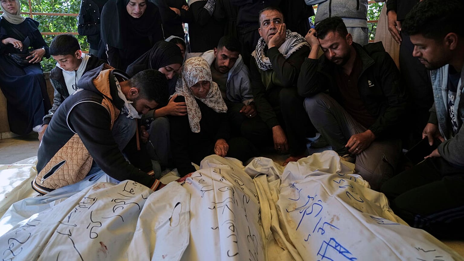 Palästinenser trauern um die Leichen ihrer Angehörigen, die bei einem Luftangriff der israelischen Armee getötet wurden, während ihrer Beerdigung in Khan Younis, südlicher Gazastreifen, Samstag, 19. April 2025