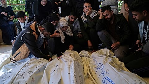 Palestinos lloran sobre los cuerpos de sus familiares muertos en un ataque aéreo israelí, durante su funeral en Khan Younis, sur de la Franja de Gaza, el 19 de abril de 2025.