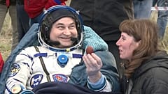 Roskosmos-Kosmonaut Alexsei Owtschinin hält ein traditionell bemaltes Osterei kurz nach der Landung der russischen Raumkapsel Sojus MS-26 in Kasachstan, 20. April 2025