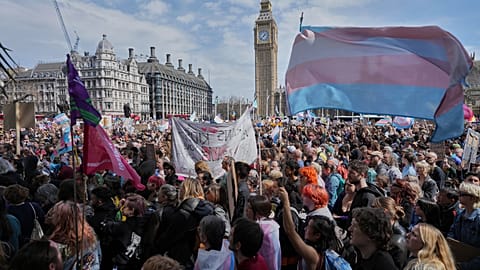 A londoni tüntetésen résztvevők egy csoportja 2025.04.19-én 