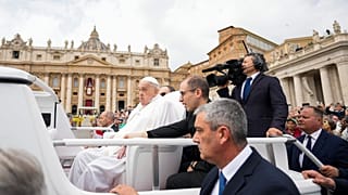 Le pape François parcourt la place Saint-Pierre dans sa "papamobile" après avoir donné la bénédiction Urbi et Orbi.