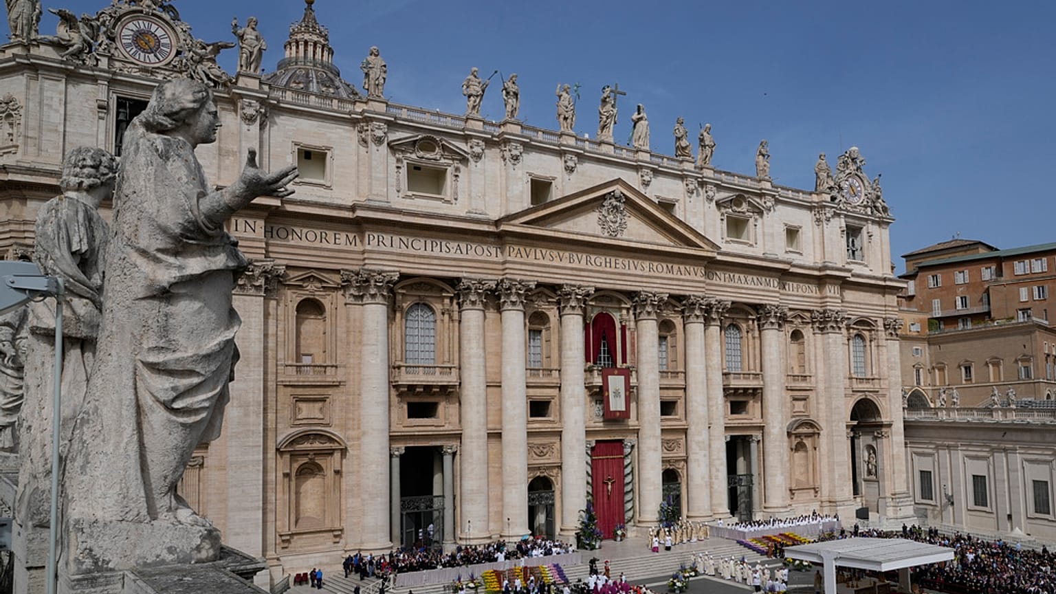 Plaza de San Pedro antes de la Misa de Pascua, 20 de abril de 2025