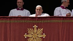 Papa Francesco si affaccia dalla Loggia di Piazza San Pietro, 20 aprile 2025