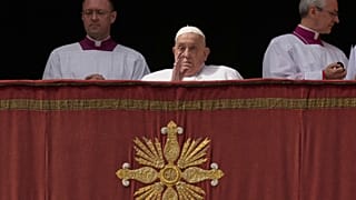 Papa Francesco si affaccia dalla Loggia di Piazza San Pietro, 20 aprile 2025