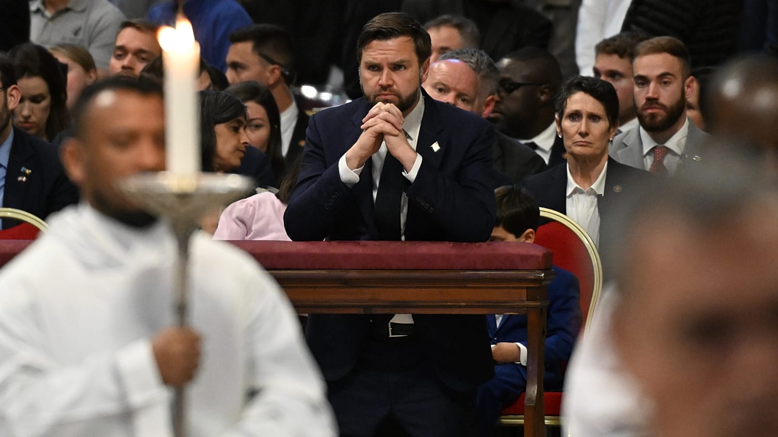 Le vice-président américain J. D. Vance et sa famille assistent à la messe du Vendredi saint dans la basilique Saint-Pierre au Vatican, le 18 avril 2025.