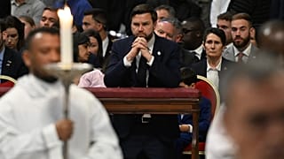 Le vice-président américain J. D. Vance et sa famille assistent à la messe du Vendredi saint dans la basilique Saint-Pierre au Vatican, le 18 avril 2025.