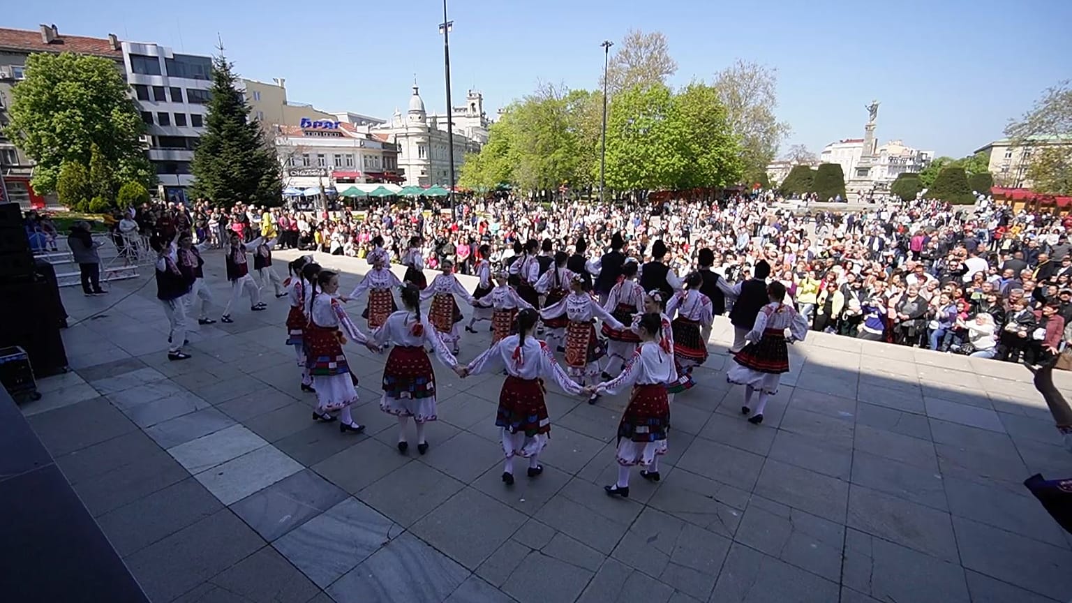 Menschen aller Altersgruppen versammelten sich am Sonntag, den 20. April 2025, auf dem Platz der Befreiung in Ruse, Bulgarien, um Ostern zu feiern. 
