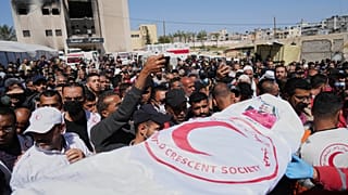 Les Palestiniens portent les corps de 8 secouristes du Croissant-Rouge, retrouvés à Rafah une semaine après une attaque israélienne, Deir al-Balah, le 31 mars 2025.