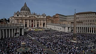 Cientos de fieles asisten a la misa de Pascua presidida por el cardenal Angelo Comastri en la Plaza de San Pedro del Vaticano el domingo 20 de abril de 2025.