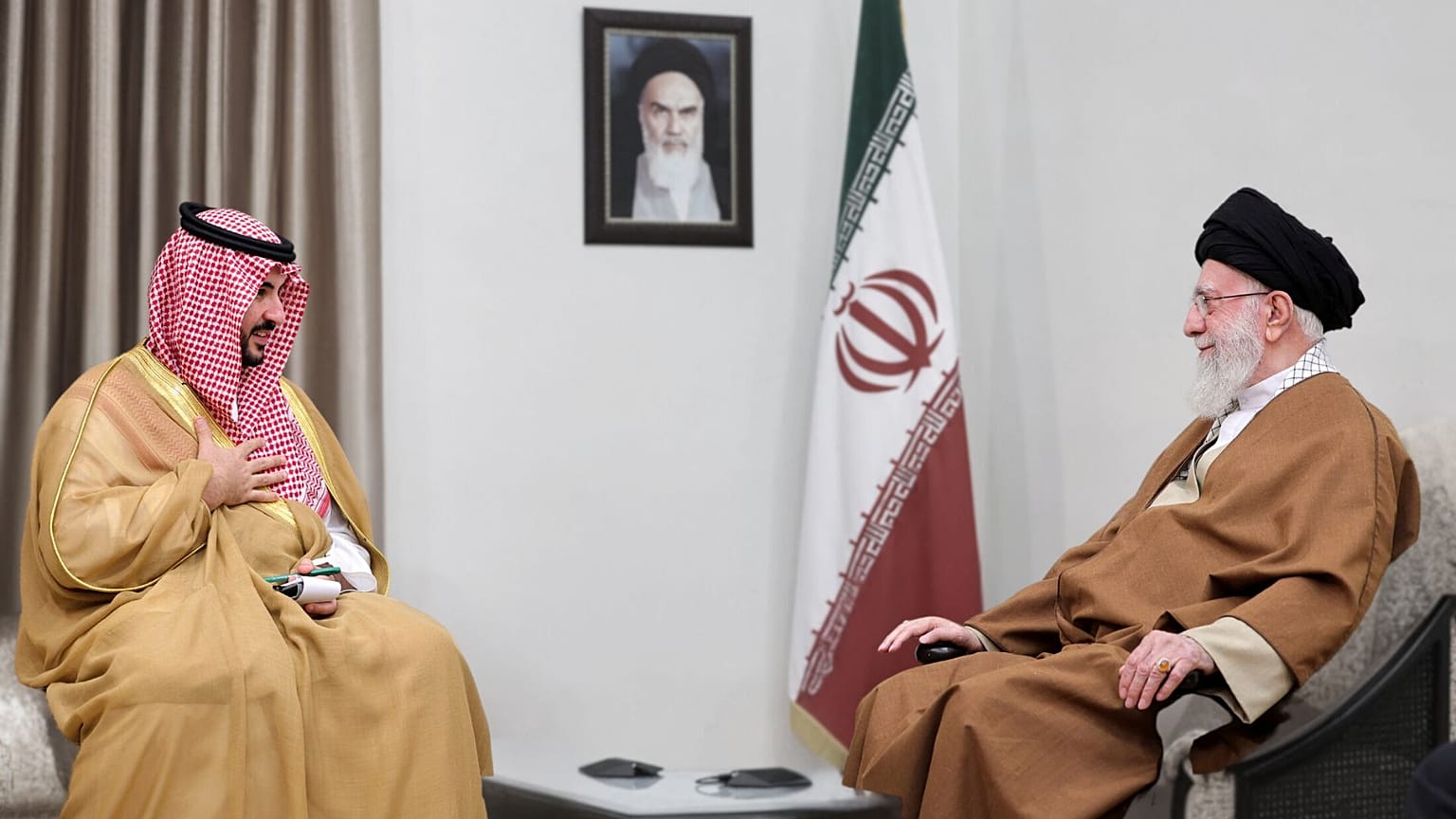 دیدار خالد بن سلمان، وزیر دفاع عربستان سعودی با علی خامنه‌ای، رهبر جمهوری اسلامی ایران