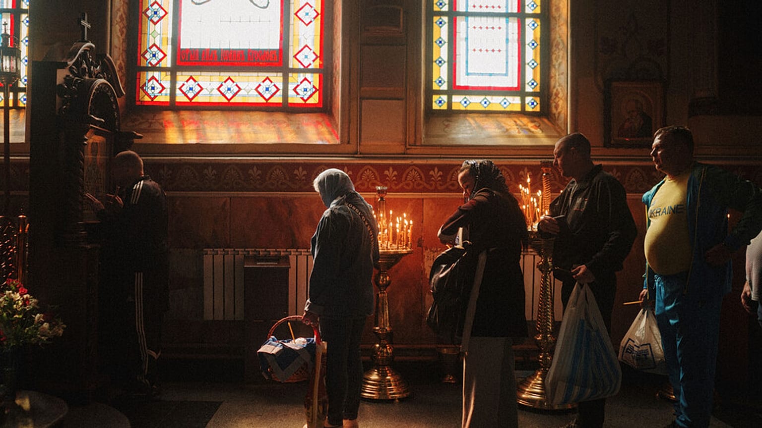 Des fidèles font la queue pour embrasser une icône lors de la célébration de la Pâques orthodoxe dans une église de Kharkiv, en Ukraine, le 20 avril 2025.