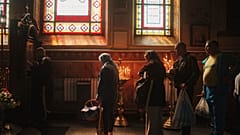 As pessoas fazem fila para beijar um ícone durante a celebração da Páscoa ortodoxa na Igreja Cruz Inferior da Igreja Ortodoxa Ucraniana em Kharkiv, Ucrânia, 20 de abril de 2025
