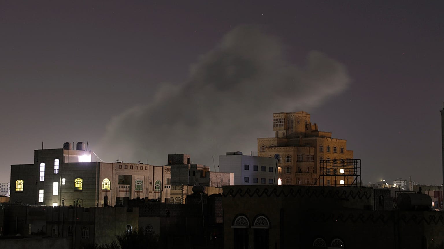 تصاعد الدخان من موقع قال الحوثيون إنه تعرّض لضربات جوية أمريكية في صنعاء، اليمن، يوم السبت 19 أبريل 2025. 