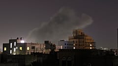 تصاعد الدخان من موقع قال الحوثيون إنه تعرّض لضربات جوية أمريكية في صنعاء، اليمن، يوم السبت 19 أبريل 2025. 