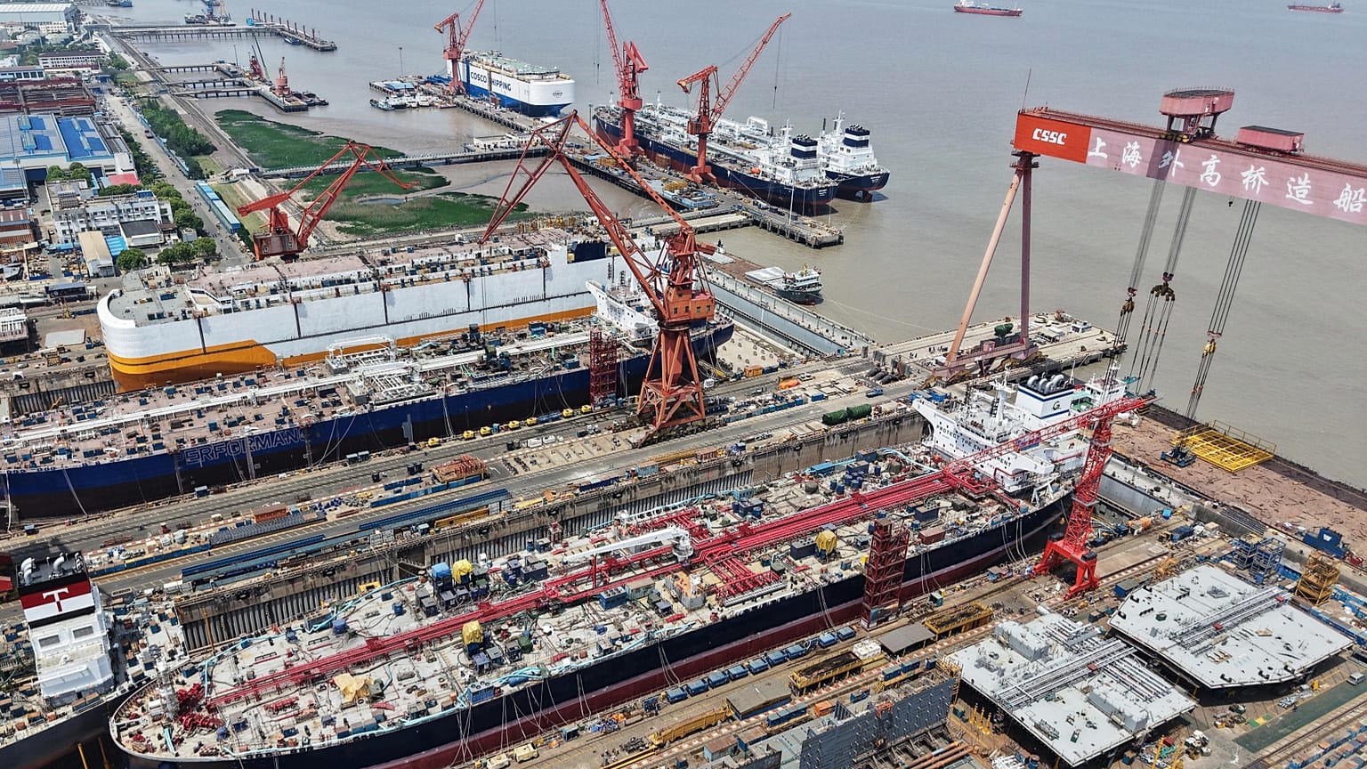 Çin'in Şanghay kentindeki Şanghay Tersanesi'nde yapım aşamasında olan gemilerden bir görünüm, 20 Nisan 2025, Pazar.
